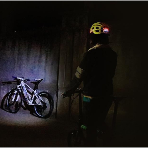 Casco da Bicicletta Intelligente con Luce LED — Massima Sicurezza e Visibilità