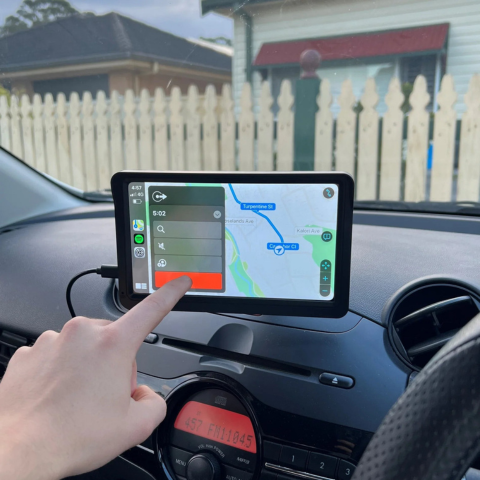 Auton multimediajärjestelmä - HD-näyttö ja langaton CarPlay-peli