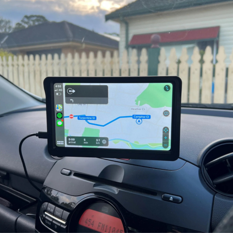 Auton multimediajärjestelmä - HD-näyttö ja langaton CarPlay-peli
