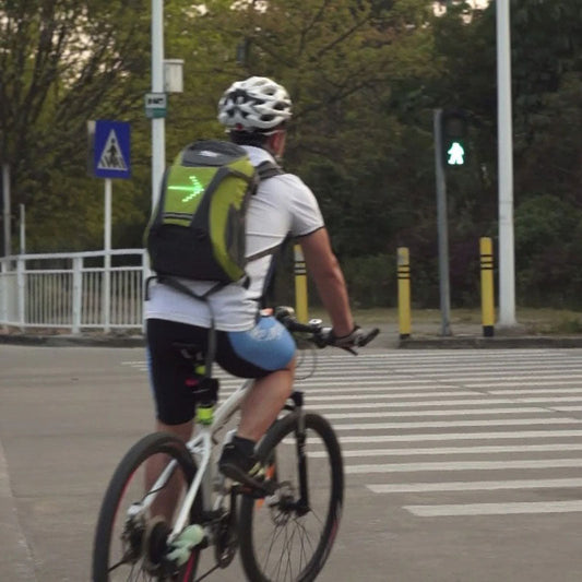 LED-merkkivalolla varustettu reppu kaukosäätimellä